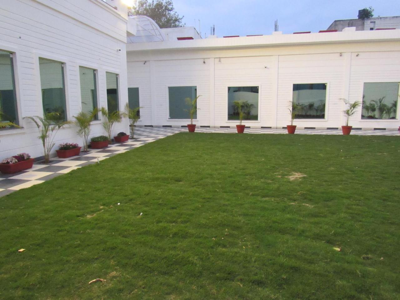 The English Garden Mohali Zewnętrze zdjęcie